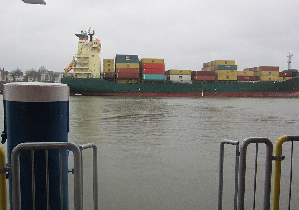Containerschiff auf dem Nord-Ostsee-Kanal