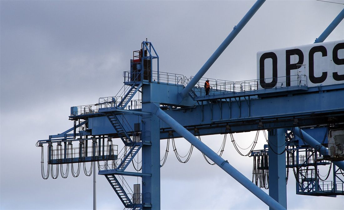 Containerkräne und Containerstapel in einem großen Seehafen