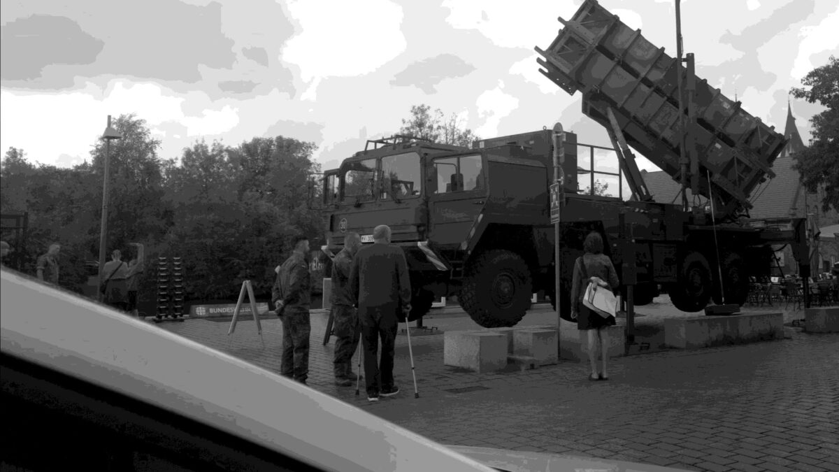 Eine Patriot-Startrampe der Bundeswehr auf einem Platz in der Lübecker Altstadt, davor Passanten