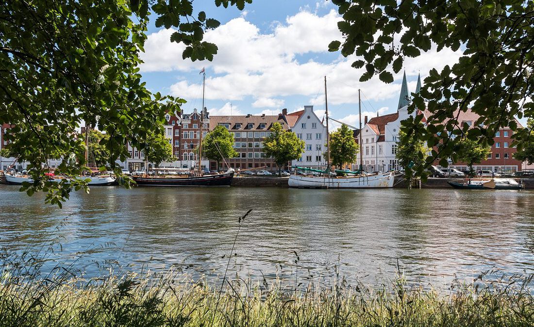 Die Untertrave in Lübeck mit Traditionsseglern vor der Altstadt