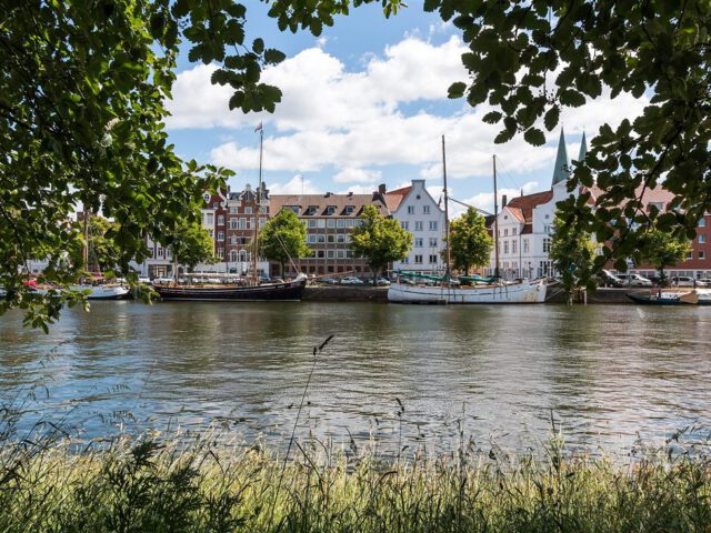 Die Untertrave in Lübeck mit Traditionsseglern vor der Altstadt
